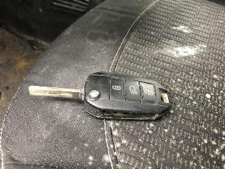Peugeot 208 1.2 picture 26