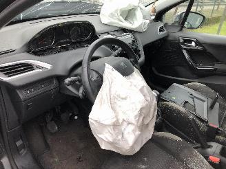 Peugeot 208 1.2 picture 5