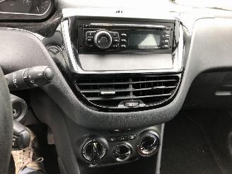 Peugeot 208 1.0 picture 17