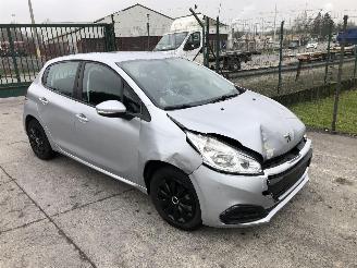 Peugeot 208 1.0 picture 4