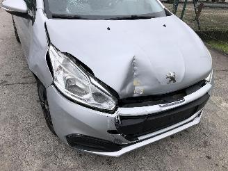 Peugeot 208 1.0 picture 9