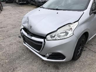 Peugeot 208 1.0 picture 10