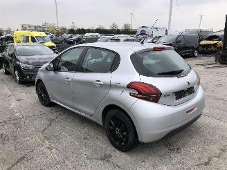 Peugeot 208 1.0 picture 2