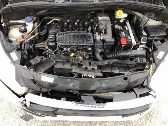 Peugeot 208 1.0 picture 13