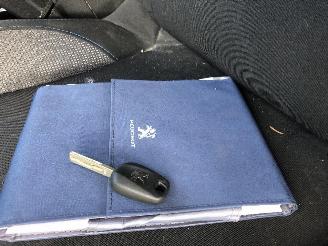 Peugeot 2008 SIGNATURE 1.2 picture 20