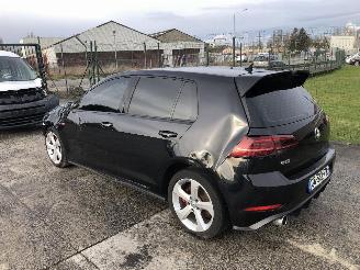 Volkswagen Golf 2.0 TSI picture 2