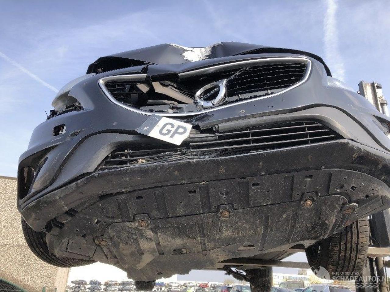 Volvo V-40 2.0 D   R-DESIGN