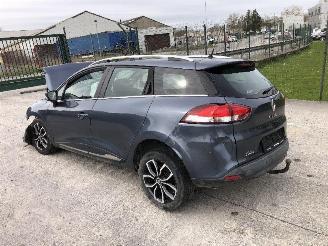 Vaurioauto  passenger cars Renault Clio BREAK  0.9 2019/2