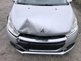 Peugeot 208 1.0 picture 12