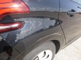 Peugeot 208 1.2 picture 11