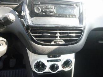 Peugeot 208 1.2 picture 19