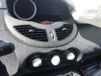Renault Twingo 1.1  D4F picture 14