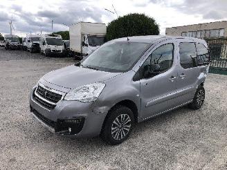 krockskadad bil auto Peugeot Partner TEPEE  1.2 2017/3