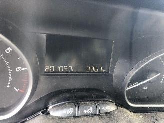 Peugeot 2008 1.2 SIGNATURE picture 16