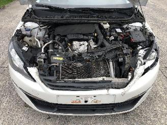Peugeot 308 1.2 picture 17