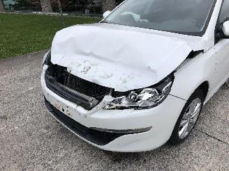 Peugeot 308 1.2 picture 2
