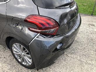 Peugeot 208 1.2 picture 9