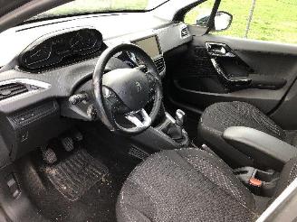 Peugeot 208 1.2 picture 5