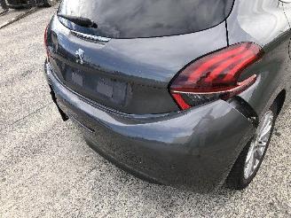 Peugeot 208 1.2 picture 10