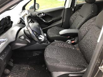 Peugeot 208 1.2 picture 6