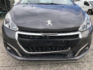 Peugeot 208 1.2 picture 11