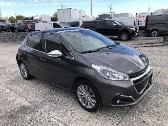 Peugeot 208 1.2 picture 2