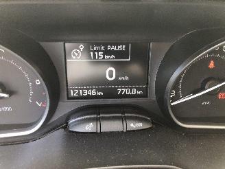 Peugeot 208 1.2 picture 23