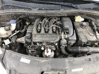 Peugeot 208 1.2 picture 12