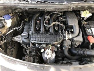 Peugeot 208 1.2 picture 15