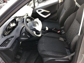 Peugeot 208 1.2 picture 7