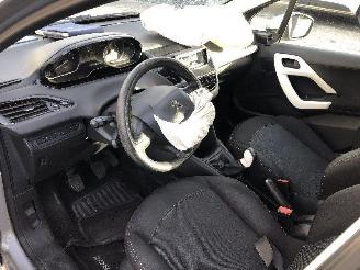 Peugeot 208 1.2 picture 5