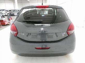 Peugeot 208 1.2 picture 6
