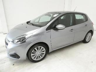 Peugeot 208 SIGNATURE picture 3
