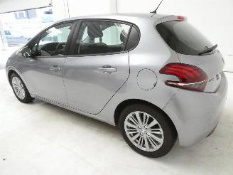 Peugeot 208 SIGNATURE picture 4