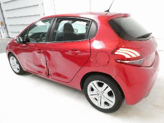 Peugeot 208 SIGNATURE picture 7