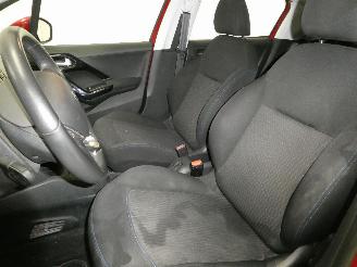 Peugeot 208 SIGNATURE picture 17