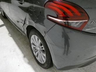 Peugeot 208  picture 7