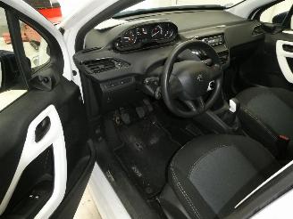 Peugeot 208 1.2 picture 13