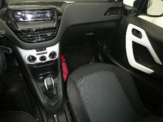Peugeot 208 1.2 picture 12