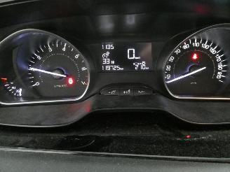 Peugeot 208 1.2 picture 14