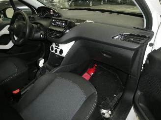 Peugeot 208 1.2 picture 11