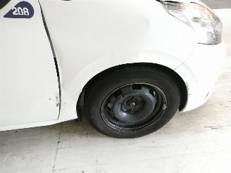 Peugeot 208 1.2 picture 9