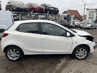 damaged passenger cars Mazda 2 1.4 B 2013/9