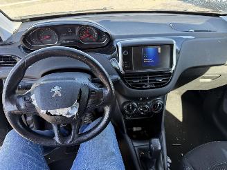 Peugeot 208  picture 16