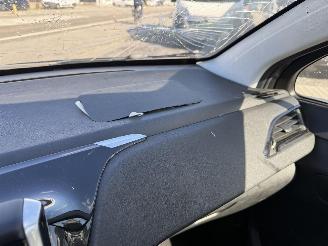 Peugeot 208  picture 17