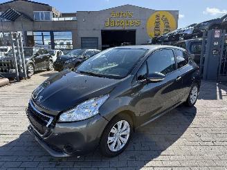 damaged passenger cars Peugeot 208 1.4 HDI 2013/3