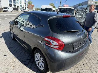 Peugeot 208  picture 7