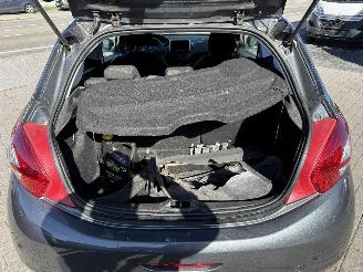 Peugeot 208  picture 13