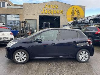 Damaged car Peugeot 208 1.2I 2014/1