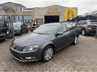 damaged passenger cars Volkswagen Passat 1.6 TDI VARIANT 2013/4